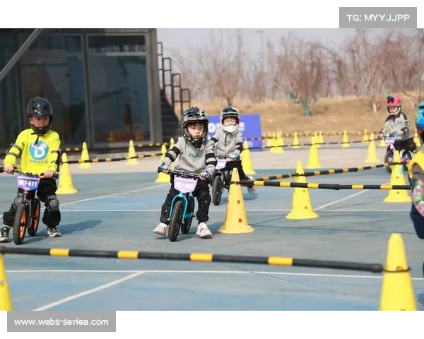 里耶赛儿童平衡车小选手显紧张，观众加油助其完赛