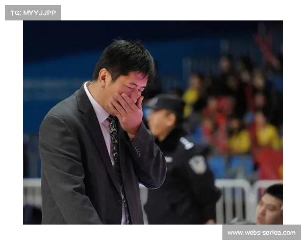 浙江主帅丁伟争议判罚后与外援古德温发生言语冲突，赛后通道击掌和解